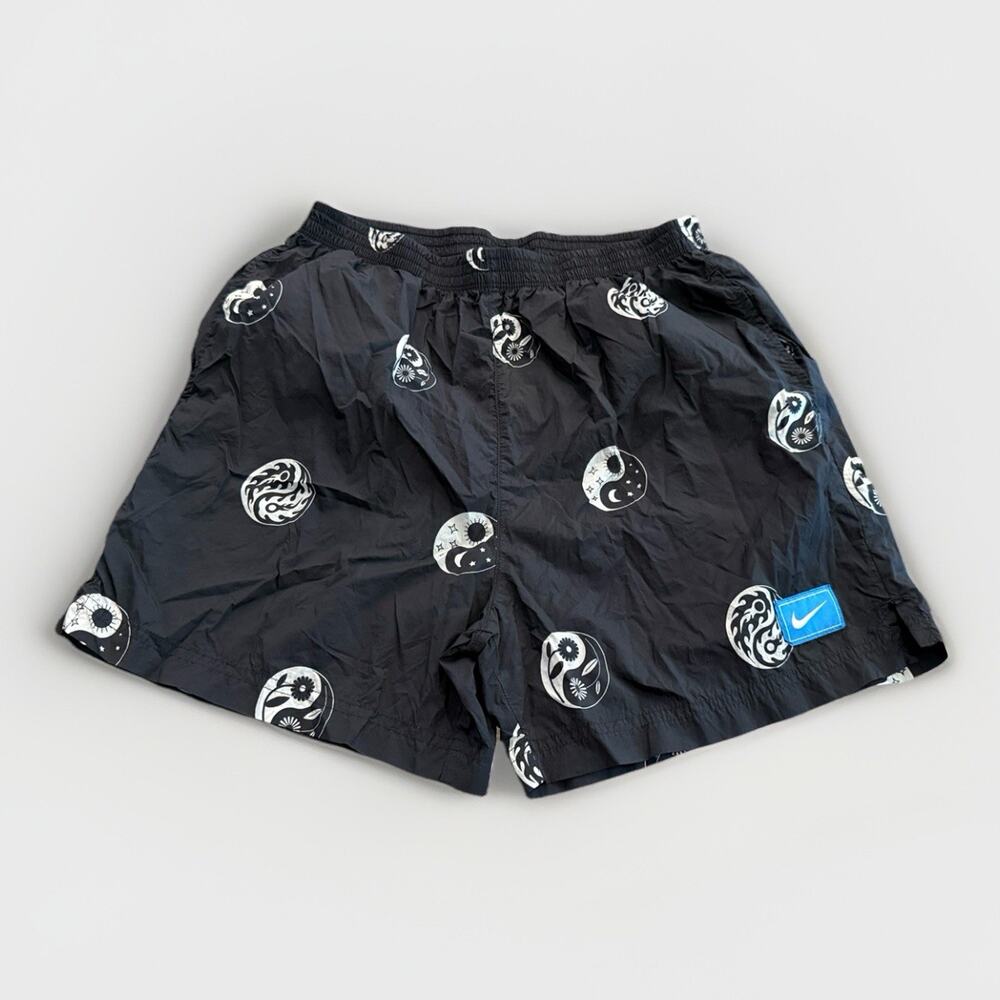 Nike Womens Black Ying Yang Pattern Running Lightweight Shorts Size S CJ3885-010